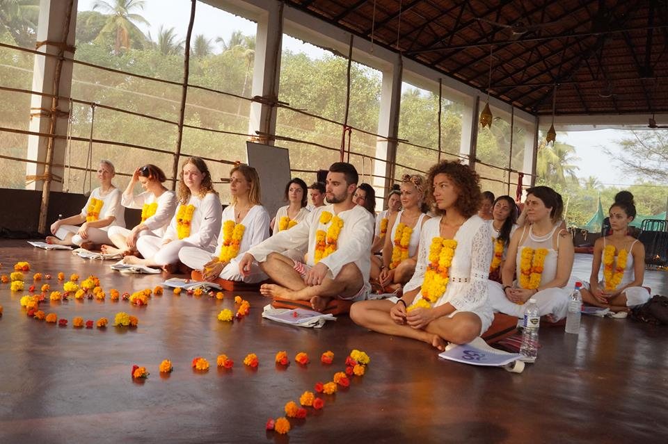 https://vishuddhiyoga.com/yoga-teacher-training-in-dharamsala/ website snapshot